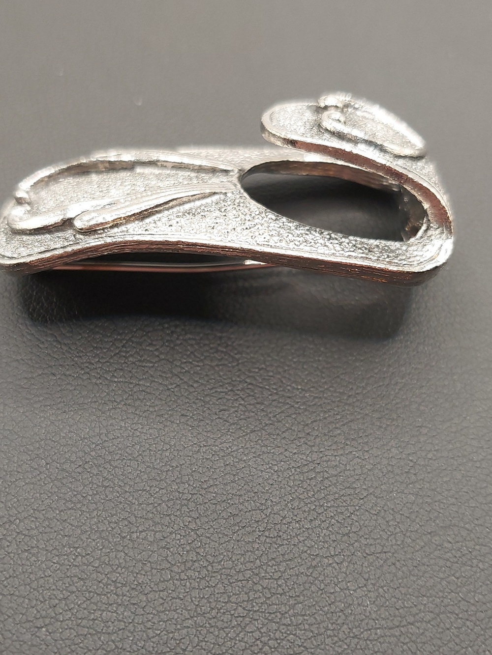 Sarah Coventry Vintage 1973 Hammered Silvertone Glasses Holder Heart Brooch Pin - Picture 3 of 13